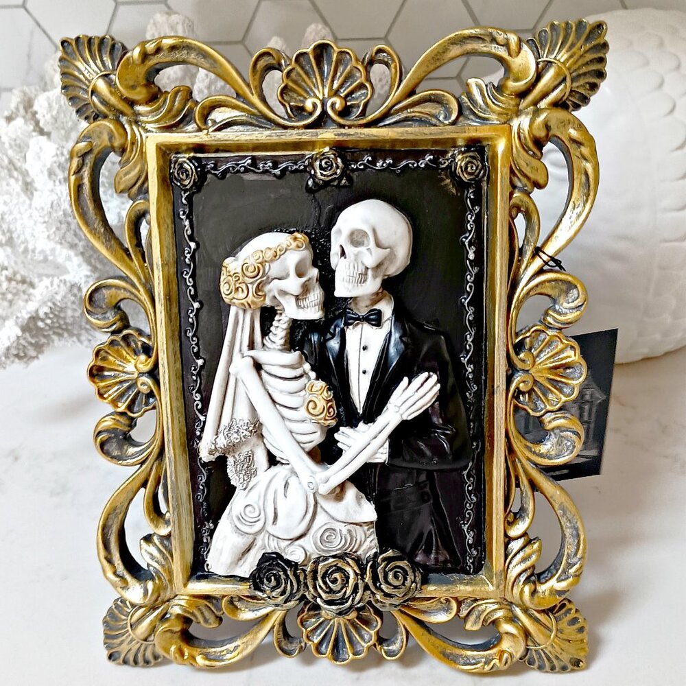 NEW! SPOOKY WEDDING GLAM BRIDE & GROOM FRAME DECOR